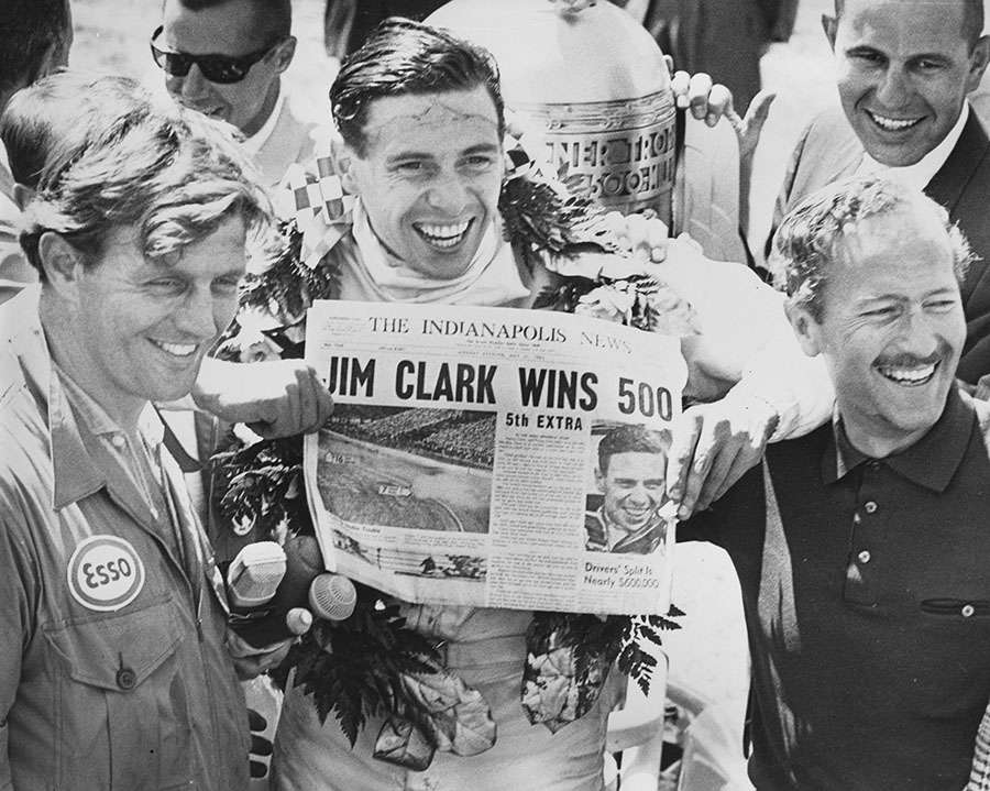Jim Clark slaví vítězství v Indy 500, 1965.
