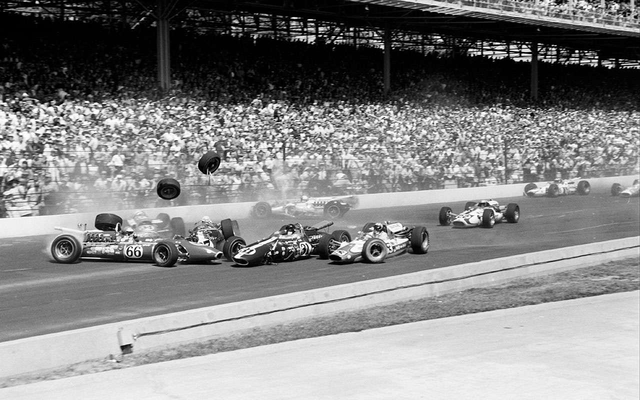 Řetězová havárie po startu Indy 500, 1966.