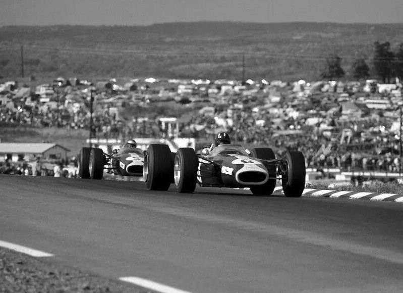 Graham Hill následovaný Clarkem, Watkins Glen, 1967.