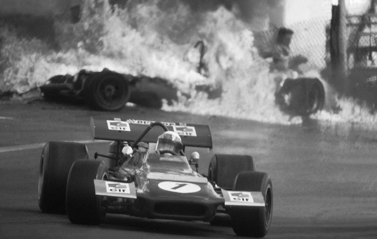 Stewart krotí smyk monopostu March 701, za ním je výsledek havárie Ickxe a Olivera, Jarama, 1970
