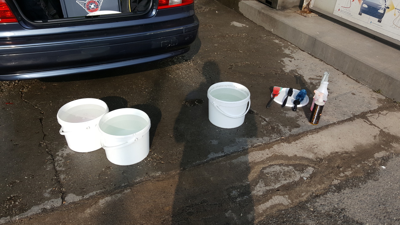 Dva kýble (vlastně 3 ten vpravo je na kola a štětce a kartáče na kola)