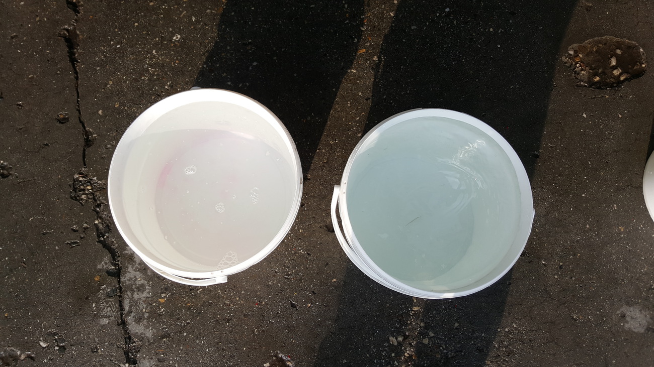 Kýbl vlevo se šamponem, kýbl vpravo čistá voda