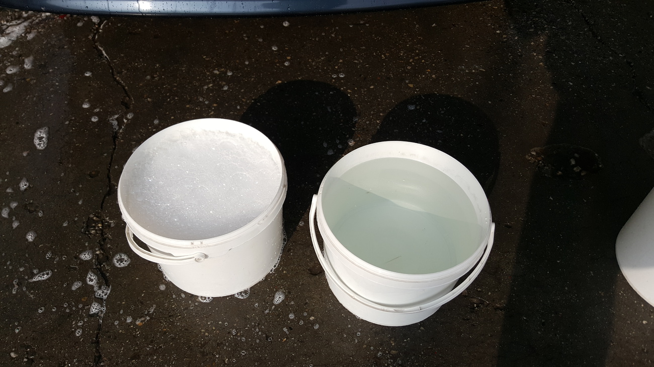 Kýbl vlevo se šamponem napěněný pomocí wapky, kýbl vpravo čistá voda