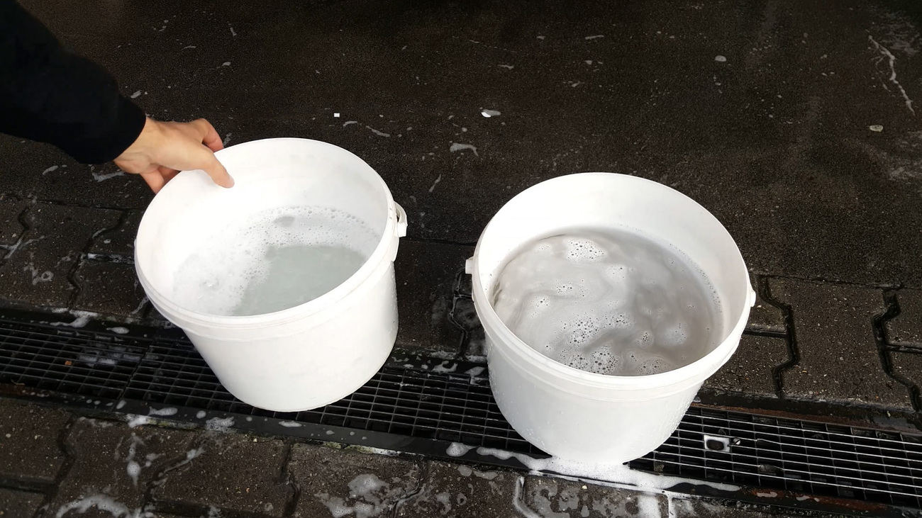 Výsledek po mytí, kýbl vlevo čistý