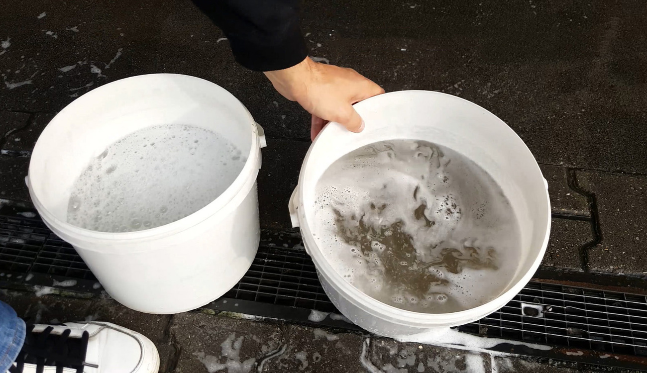 Výsledek po mytí, kýbl vpravo špinavý