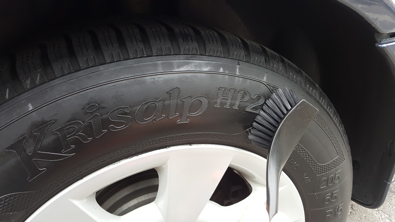 Kartáč Antagon z Ikei na pneumatiky