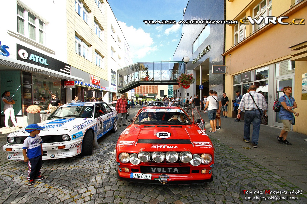 Rudá hybridní Lancie