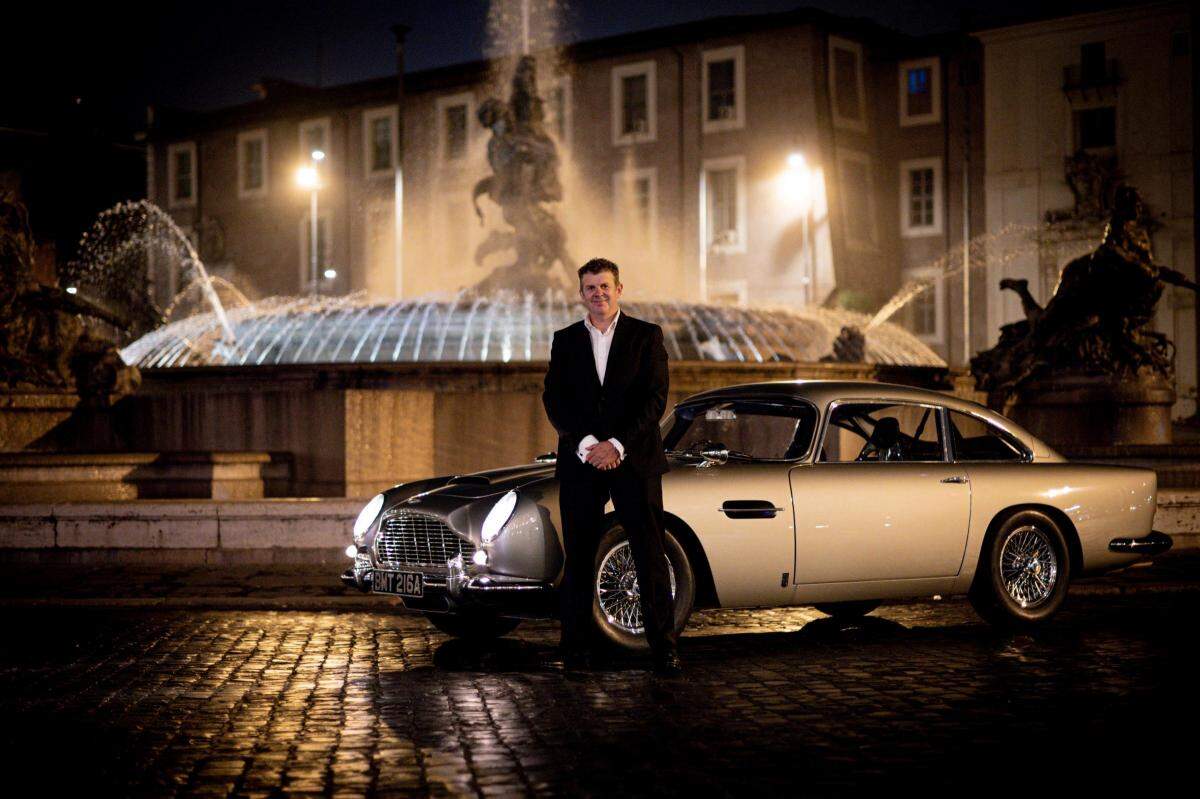Mark Higgins a Aston Martin DB5, natáčení No Time To Die, zdroj: countytimeis.co.uk