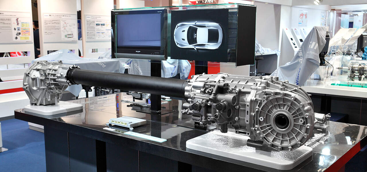 tunel hnacího hřídele s převodovkou. Zdroj: Wikipedia