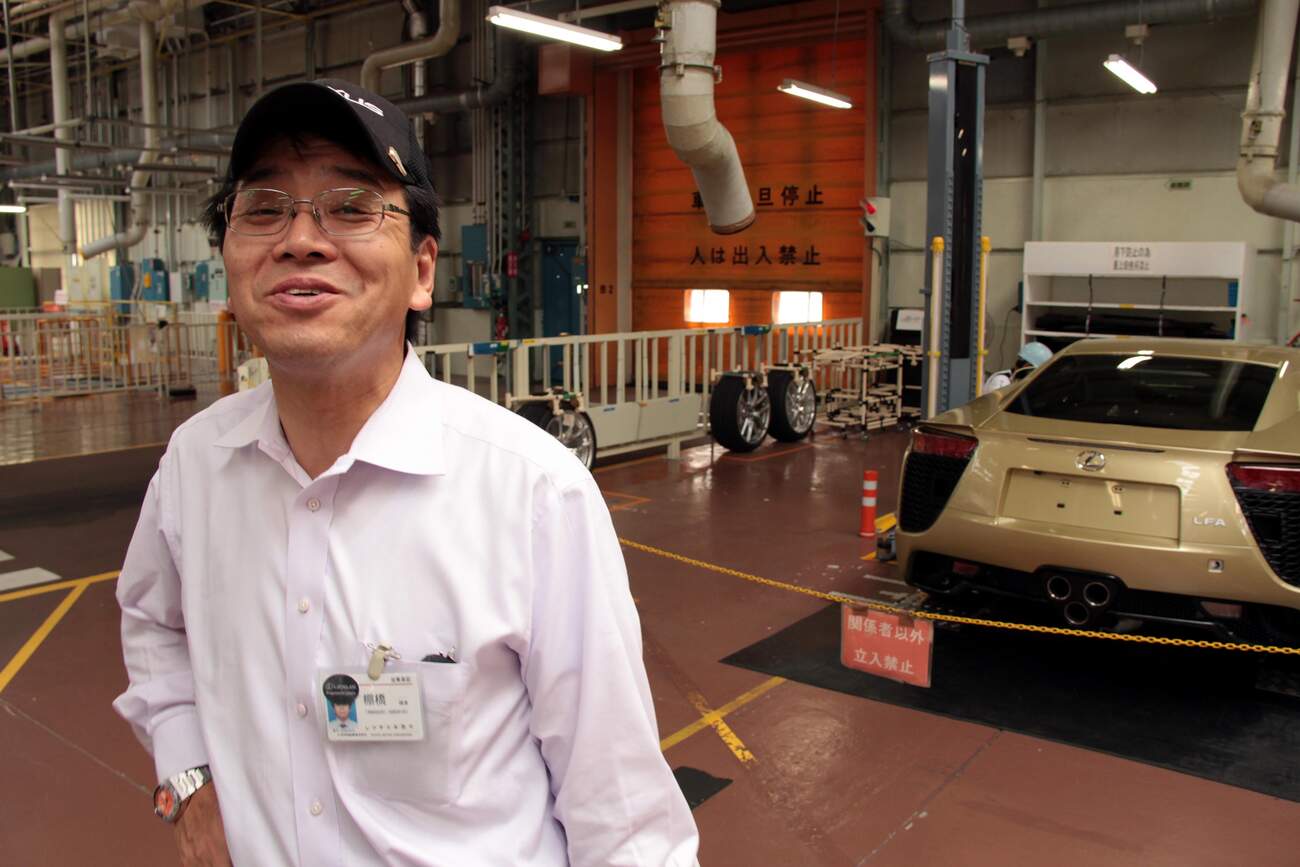 Haruhiko Tanahashi na stanovišti kontroly kvality LFA. Zdroj: Wikipedia