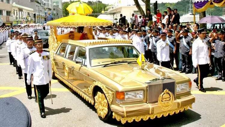 Rolls-Royce Silver Spur II, zdroj: Hotcars.com