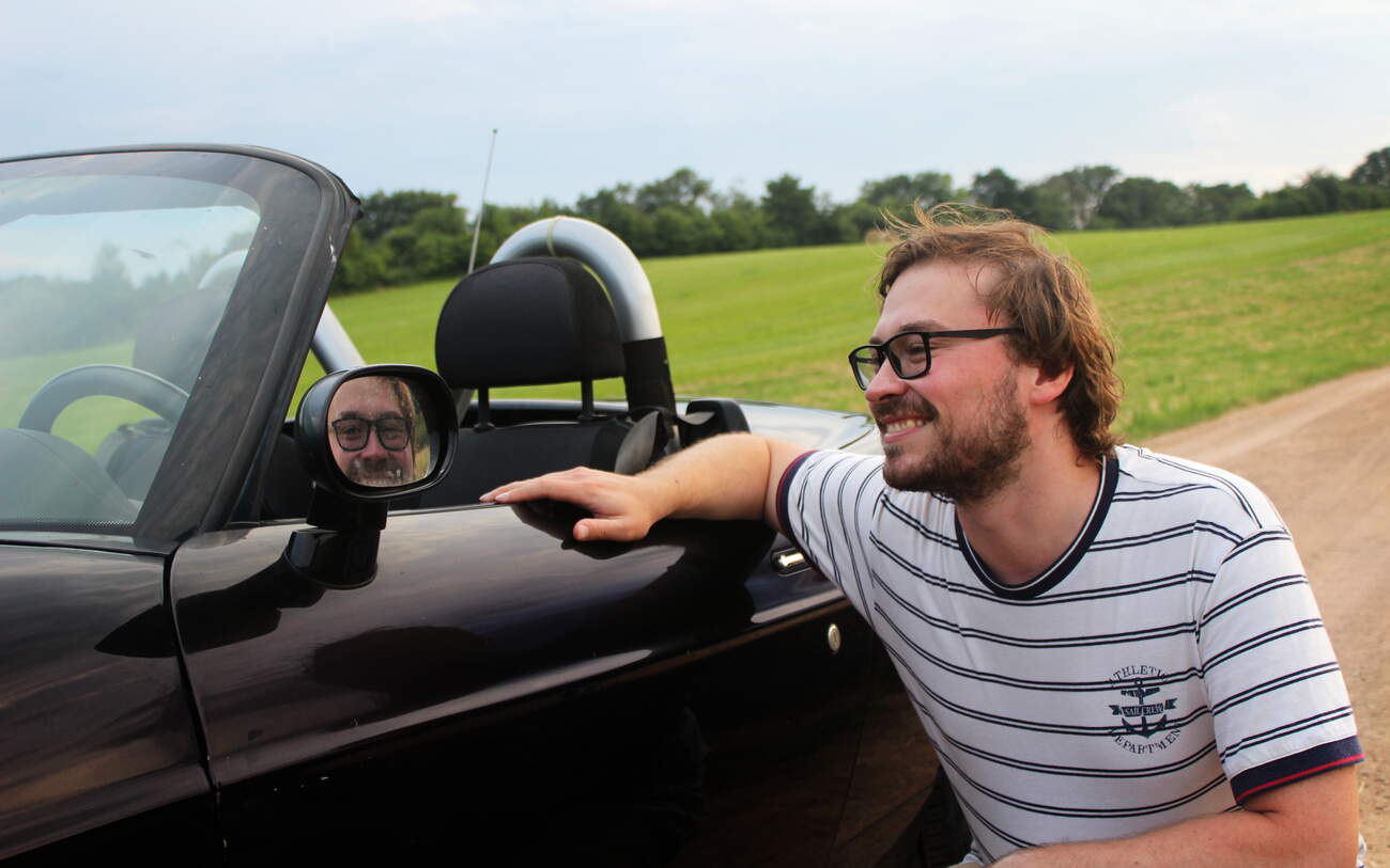 Zrcátko se sklápí ven. No není to bomba? :-D Autor: Tomáš Strach