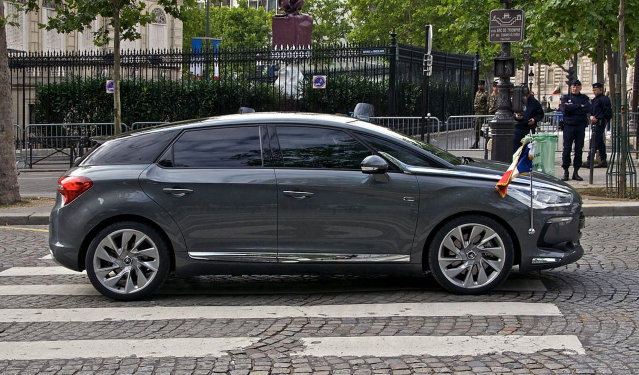 François Hollande a jeho Citroën DS5 Hybrid4, zdroj: Wikimedia Commons