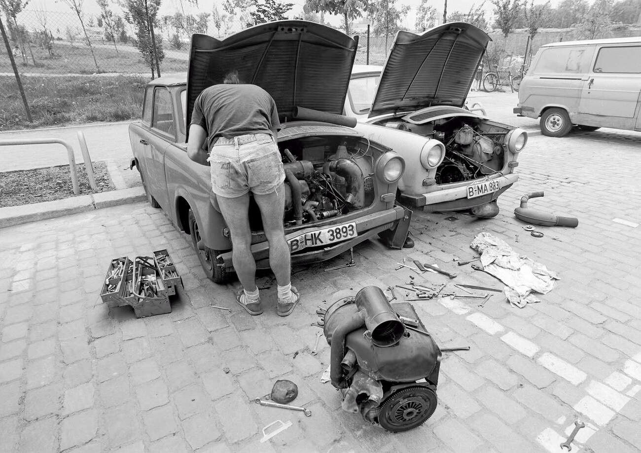 Oprava Trabantu na parkovišti. Foto: Wikimedia Commons, Gerd Danigel, CC-BY-SA 3.0