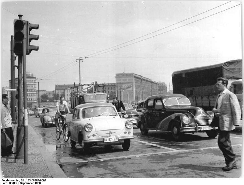 Provoz na Alexanderplatz v Berlíně. Foto: Wikimedia Commons, Bundesarchiv, Bild 183-58282-0002 / Bratke / CC-BY-SA 3.0
