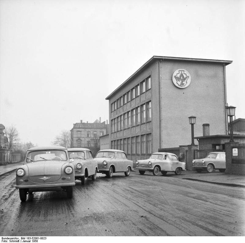 Auta nulté série vyjíždějí z fabriky. Foto: Wikimedia Commons, Bundesarchiv, Bild 183-52061-0023 / Schmidt / CC-BY-SA 3.0