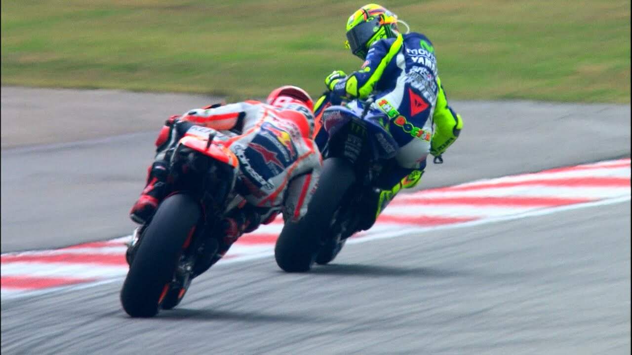 Rossi se ohlíží na Marqueze a gestikuluje, aby nechal toho, co dělá / se souhlasem MotoGP