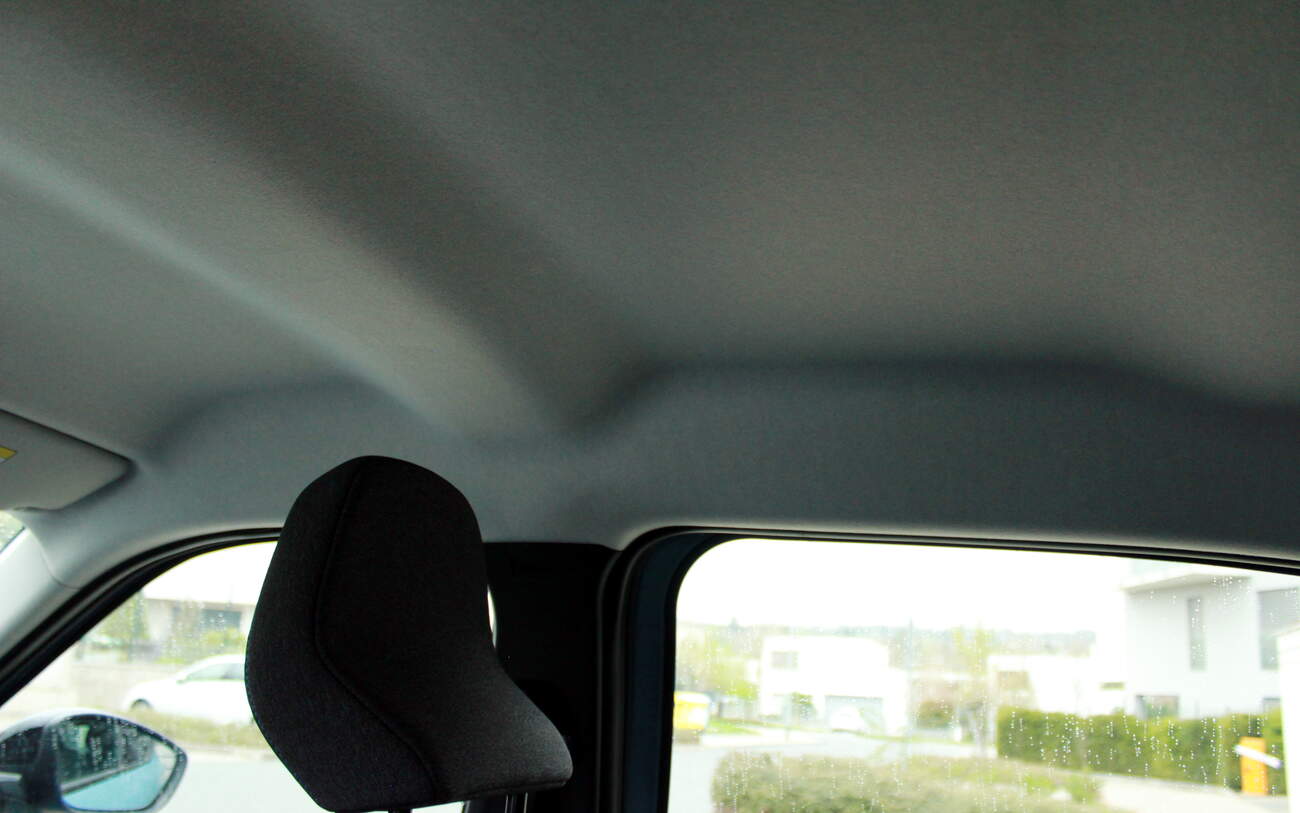 Chybějící stropní madla, Foto: Tomáš Strach, Autíčkář.cz