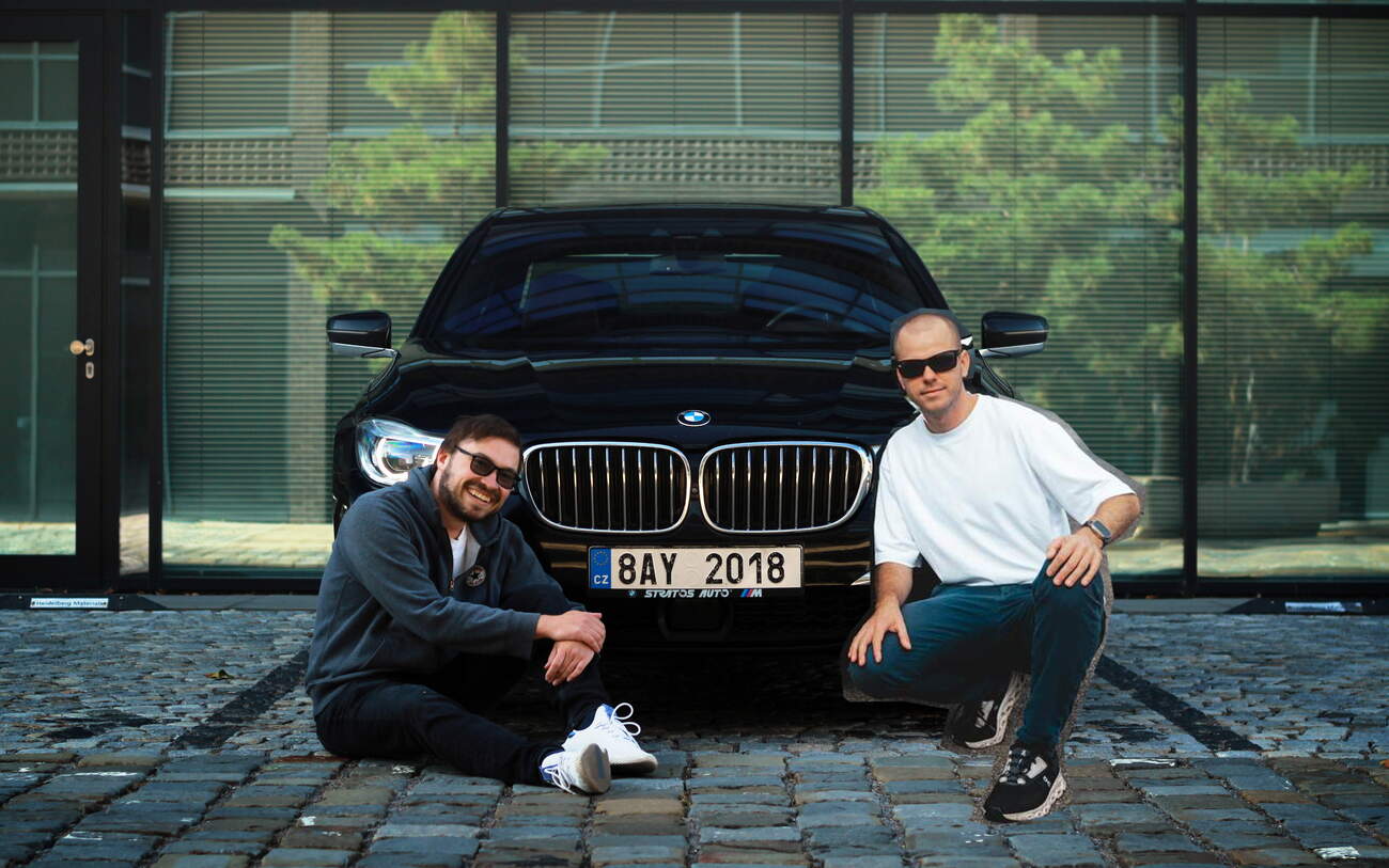 Máme s Markem tradici, že se fotíme u ledvin(ek) BMW, pro vaši ilustraci. Jen test sedmy nestihl, tak Tomáš musel improvizovat. Foto: Tomáš Strach, autickar.cz