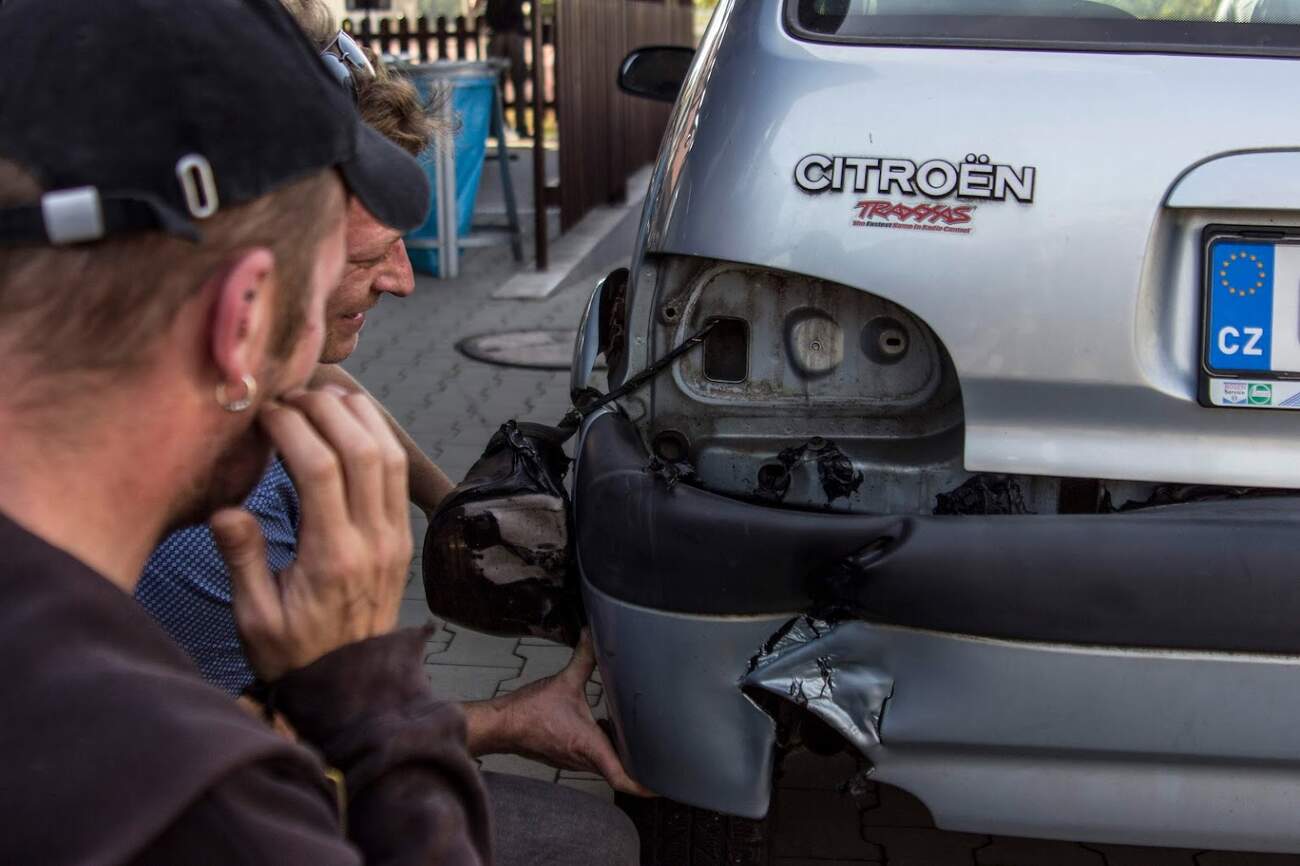 Požár zadního světla byl způsoben výfukem. Zde však nebyla na vině netěsnost, ale chyba při montáži. Foto: Jan Machač.