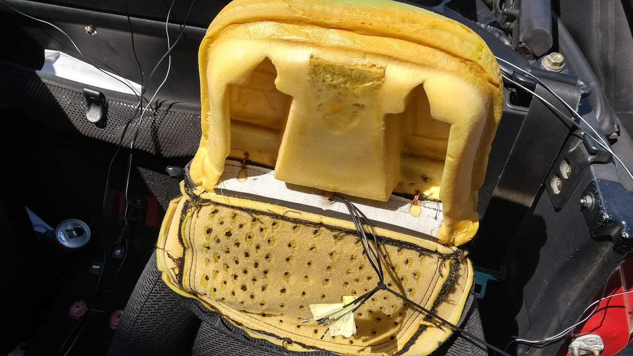 K reproduktorům je třeba natáhnout i kabeláž.