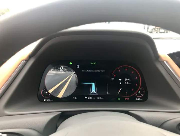 Přístrojová deska Sonaty s hlídáním mrtvého úhlu. Foto: Drivetribe