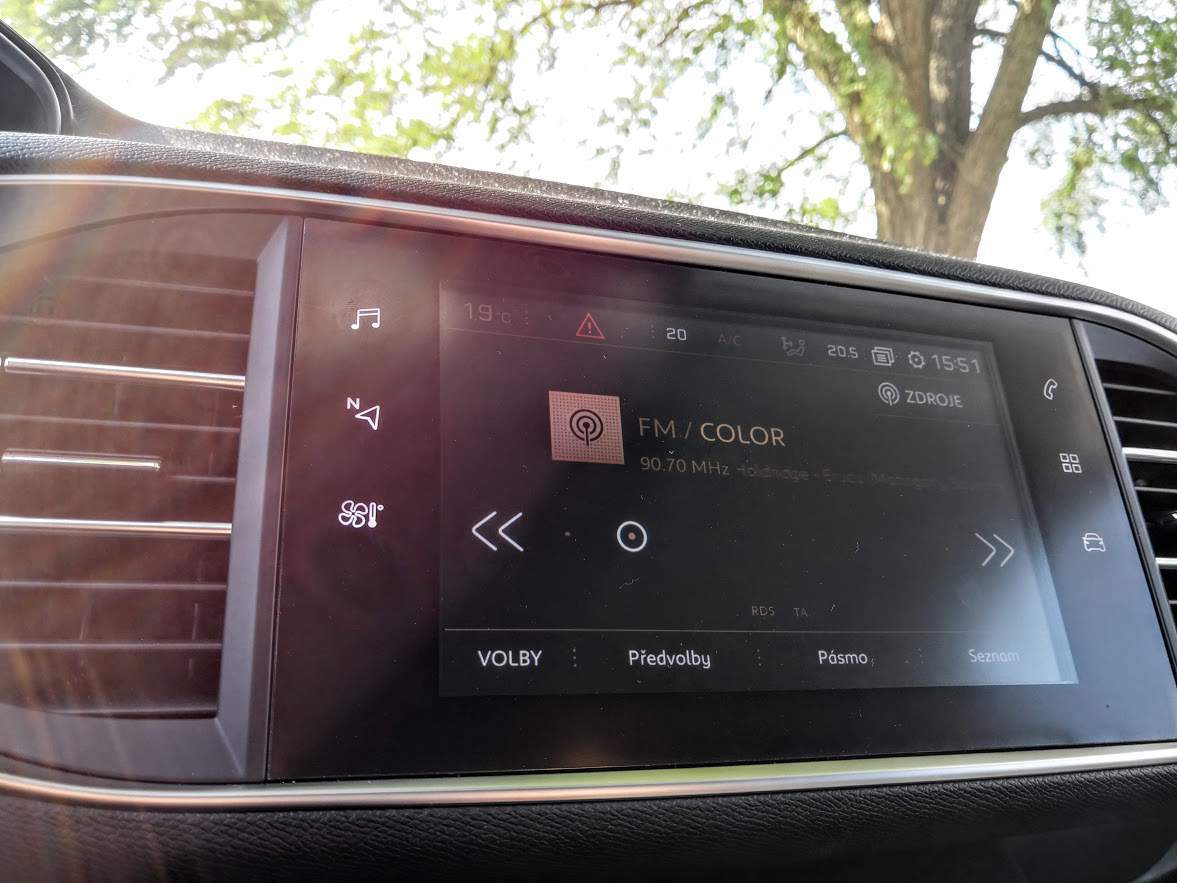 Nastavování teploty ventilace v Peugeotu 308 není zrovna jednoduchá záležitost na zlomek sekundy. Foto: Autíčkář