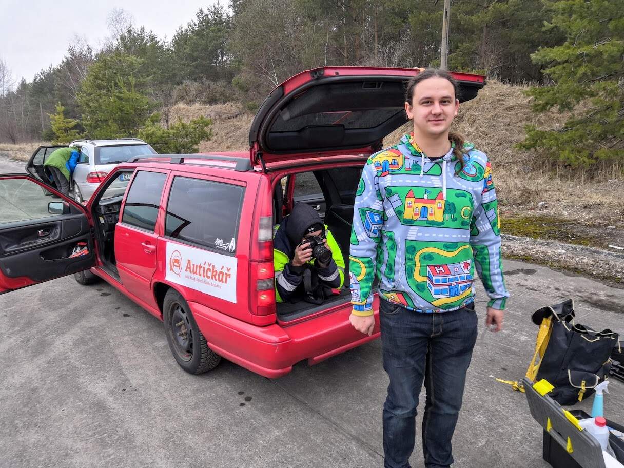 Radek leží ve Volvu a fotí Františkův zadek. 2019, kolorováno.