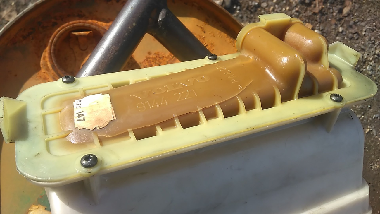 Výměník topení s dírou.