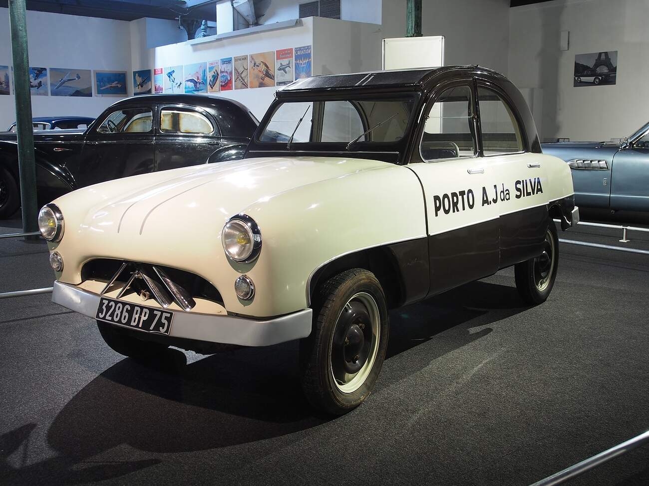 Citroën 2CV jako sedan dle Philipe Charbonneauxe, zdroj: Wikimedia Commons