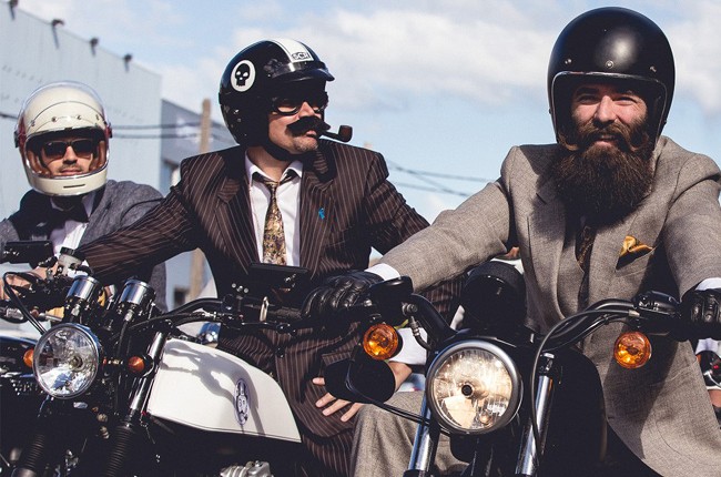 Jízda distingovaných gentlemanů. Nejvíc hipsta věc!