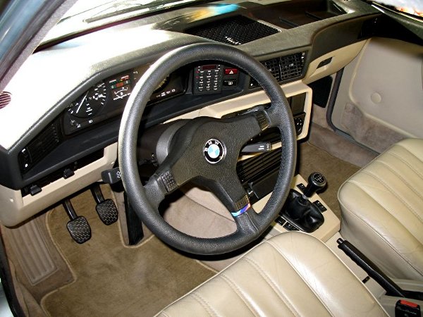 BMW E28 M535i Interiour